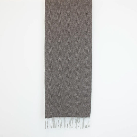 Sciarpa in 100% cashmere marrone, Made in Italy, con intramontabile pattern ad intreccio e lavorazione leggera in 3D che accentua la percezione al tatto. Il cashmere di alta qualità offre straordinaria finezza, proprietà termoisolanti e garantisce calore, protezione e leggerezza.