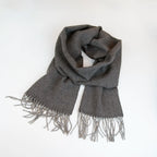 Sciarpa in 100% cashmere marrone, Made in Italy, con intramontabile pattern ad intreccio e lavorazione leggera in 3D che accentua la percezione al tatto. Il cashmere di alta qualità offre straordinaria finezza, proprietà termoisolanti e garantisce calore, protezione e leggerezza.