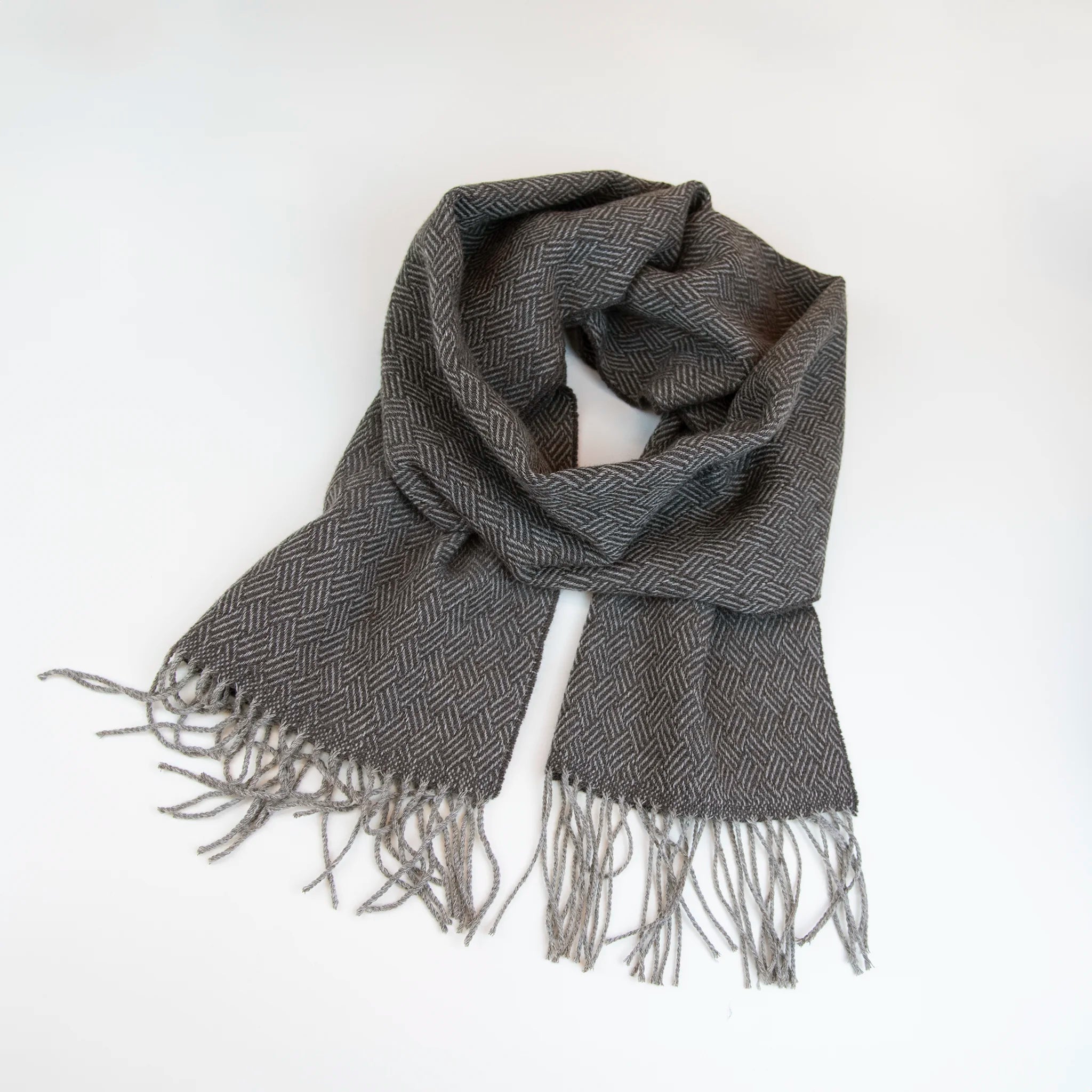 Sciarpa in 100% cashmere marrone, Made in Italy, con intramontabile pattern ad intreccio e lavorazione leggera in 3D che accentua la percezione al tatto. Il cashmere di alta qualità offre straordinaria finezza, proprietà termoisolanti e garantisce calore, protezione e leggerezza.