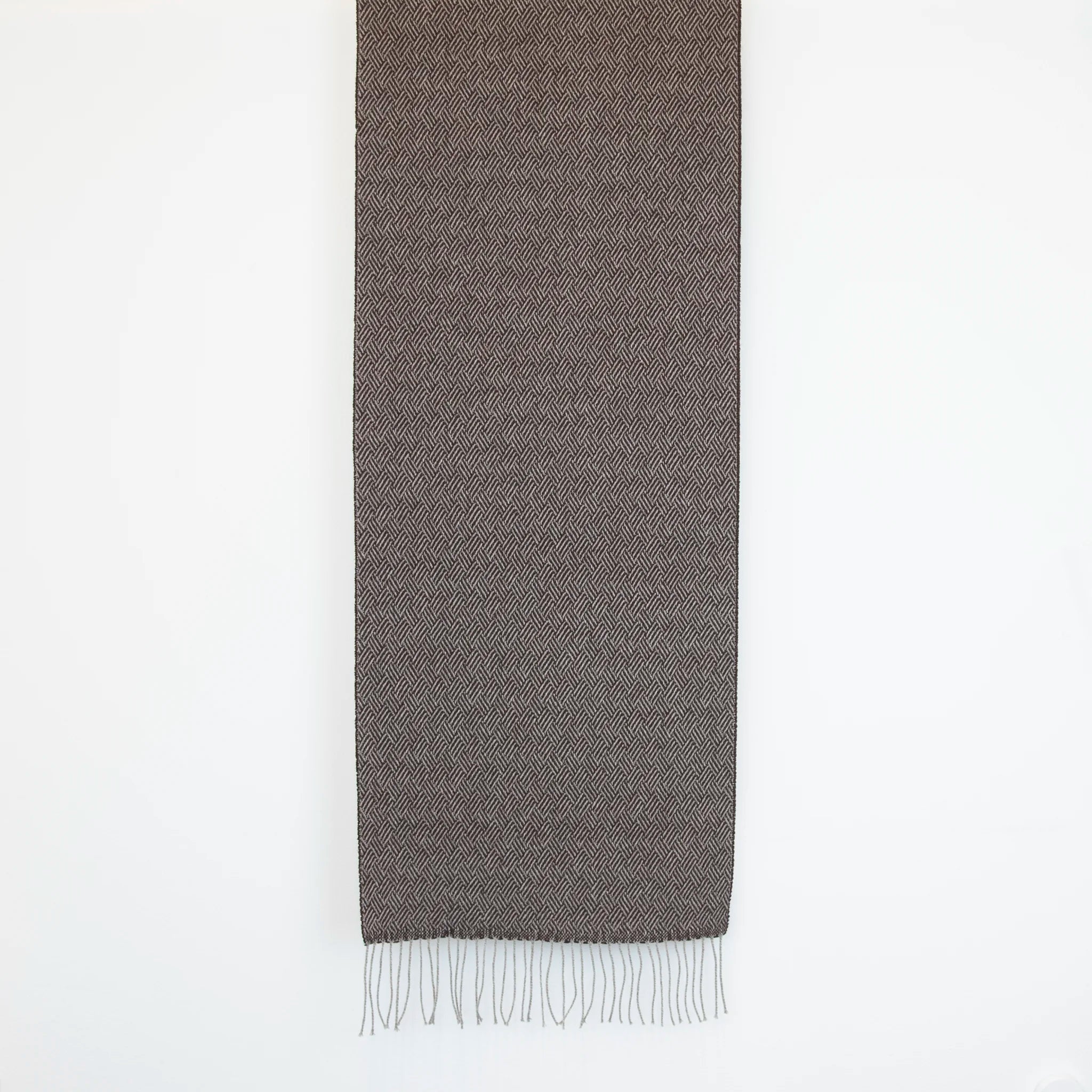 Sciarpa in 100% cashmere marrone, Made in Italy, con intramontabile pattern ad intreccio e lavorazione leggera in 3D che accentua la percezione al tatto. Il cashmere di alta qualità offre straordinaria finezza, proprietà termoisolanti e garantisce calore, protezione e leggerezza.