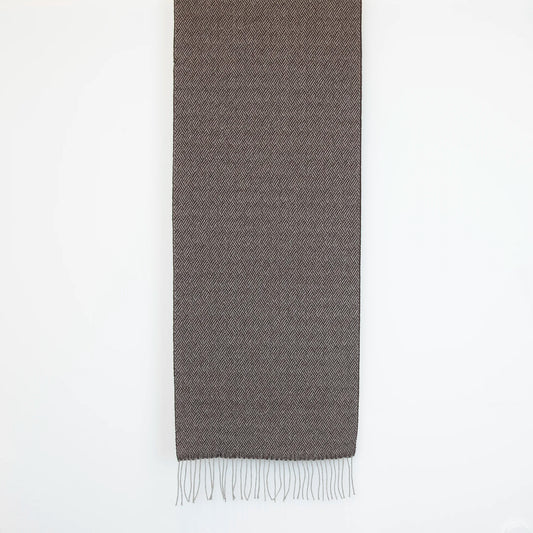 Sciarpa in 100% cashmere marrone, Made in Italy, con intramontabile pattern ad intreccio e lavorazione leggera in 3D che accentua la percezione al tatto. Il cashmere di alta qualità offre straordinaria finezza, proprietà termoisolanti e garantisce calore, protezione e leggerezza.