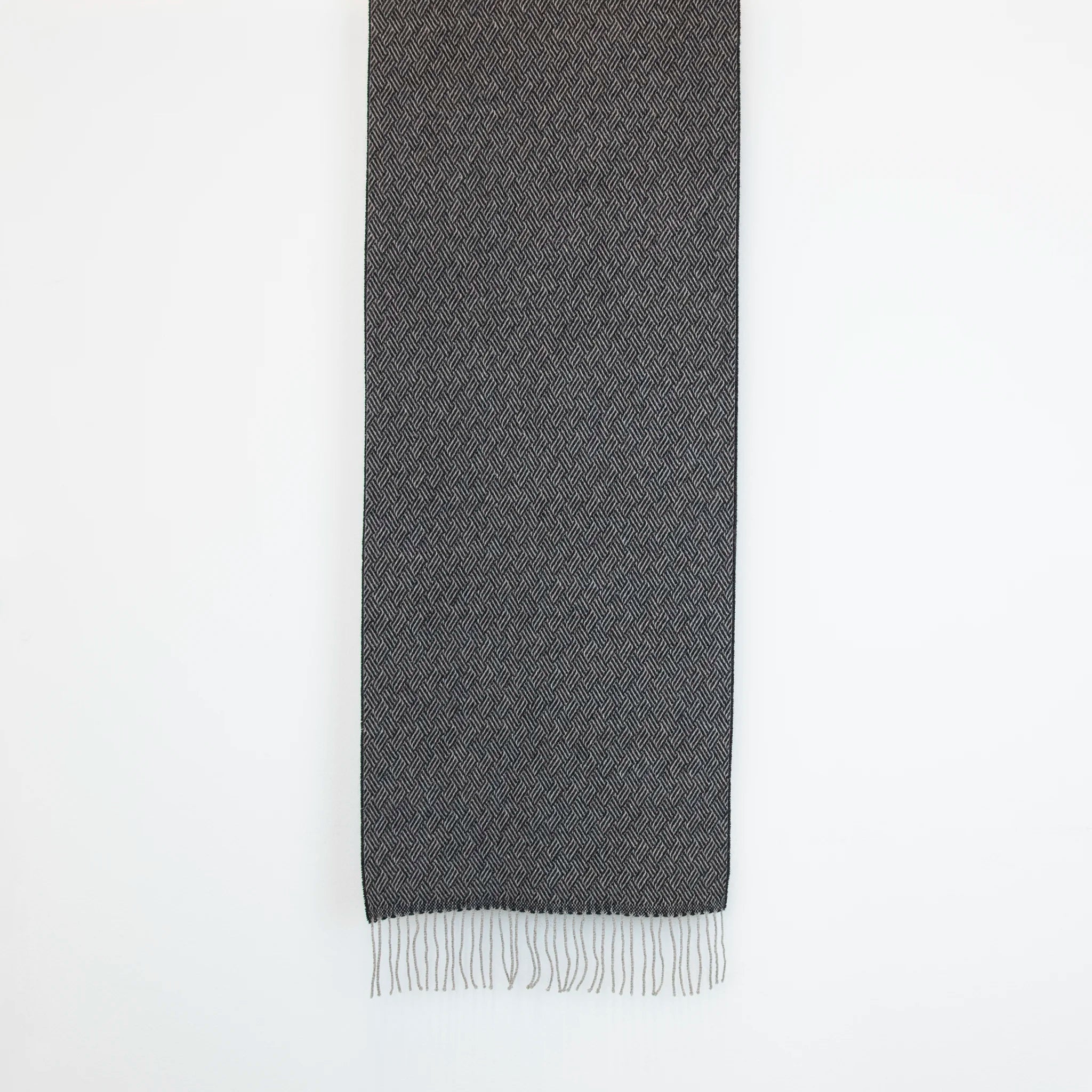 Sciarpa in 100% cashmere nera, Made in Italy, con intramontabile pattern ad intreccio e lavorazione leggera in 3D che accentua la percezione al tatto. Il cashmere di alta qualità offre straordinaria finezza, proprietà termoisolanti e garantisce calore, protezione e leggerezza.