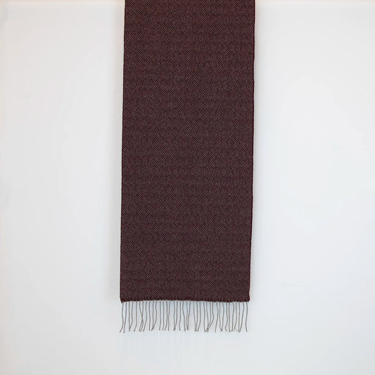 Sciarpa in 100% cashmere bordeaux, Made in Italy, con intramontabile pattern ad intreccio e lavorazione leggera in 3D che accentua la percezione al tatto. Il cashmere di alta qualità offre straordinaria finezza, proprietà termoisolanti e garantisce calore, protezione e leggerezza.