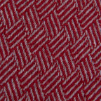 Dettaglio e texture tessuto della Sciarpa in 100% cashmere rossa, Made in Italy, con intramontabile pattern ad intreccio e lavorazione leggera in 3D che accentua la percezione al tatto. Il cashmere di alta qualità offre straordinaria finezza, proprietà termoisolanti e garantisce calore, protezione e leggerezza.