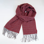 Sciarpa in 100% cashmere rossa, Made in Italy, con intramontabile pattern ad intreccio e lavorazione leggera in 3D che accentua la percezione al tatto. Il cashmere di alta qualità offre straordinaria finezza, proprietà termoisolanti e garantisce calore, protezione e leggerezza.