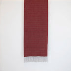Sciarpa in 100% cashmere rossa, Made in Italy, con intramontabile pattern ad intreccio e lavorazione leggera in 3D che accentua la percezione al tatto. Il cashmere di alta qualità offre straordinaria finezza, proprietà termoisolanti e garantisce calore, protezione e leggerezza.