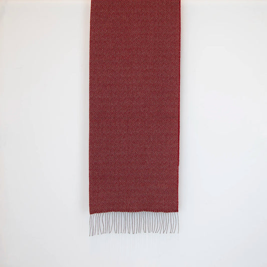 Sciarpa in 100% cashmere rossa, Made in Italy, con intramontabile pattern ad intreccio e lavorazione leggera in 3D che accentua la percezione al tatto. Il cashmere di alta qualità offre straordinaria finezza, proprietà termoisolanti e garantisce calore, protezione e leggerezza.