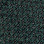 Dettaglio e texture tessuto della Sciarpa in cashmere e seta verde Made in Italy. La seta dona luminosità alla trama, mentre i telai antichi ne garantiscono durata nel tempo.