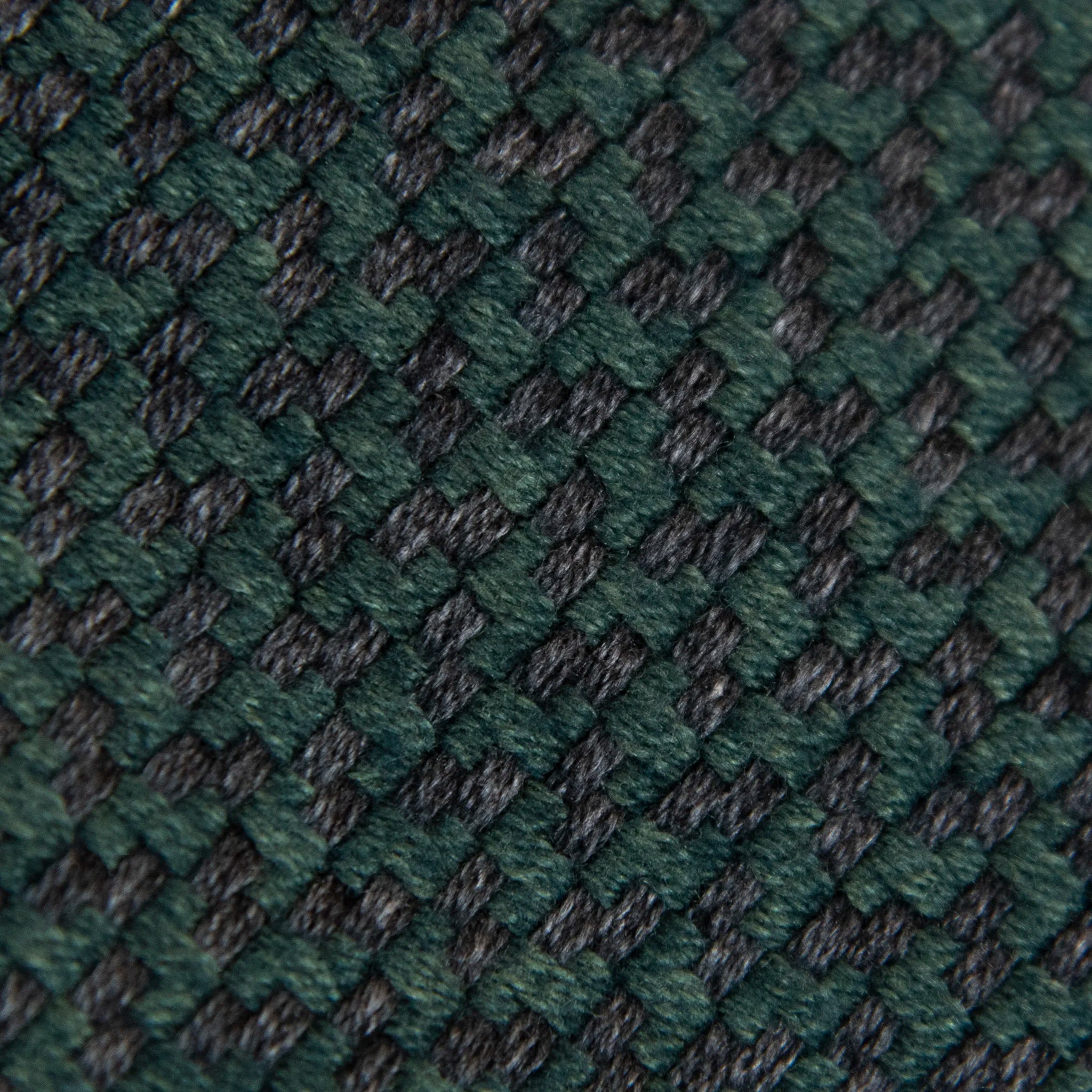 Dettaglio e texture tessuto della Sciarpa in cashmere e seta verde Made in Italy. La seta dona luminosità alla trama, mentre i telai antichi ne garantiscono durata nel tempo.