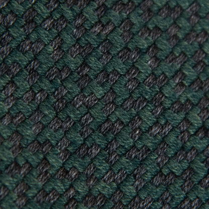 Dettaglio e texture tessuto della Sciarpa in cashmere e seta verde Made in Italy. La seta dona luminosità alla trama, mentre i telai antichi ne garantiscono durata nel tempo.