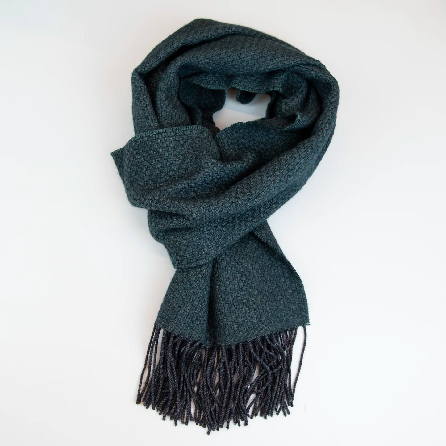 Sciarpa in cashmere e seta verde Made in Italy. La seta dona luminosità alla trama, mentre i telai antichi ne garantiscono durata nel tempo.