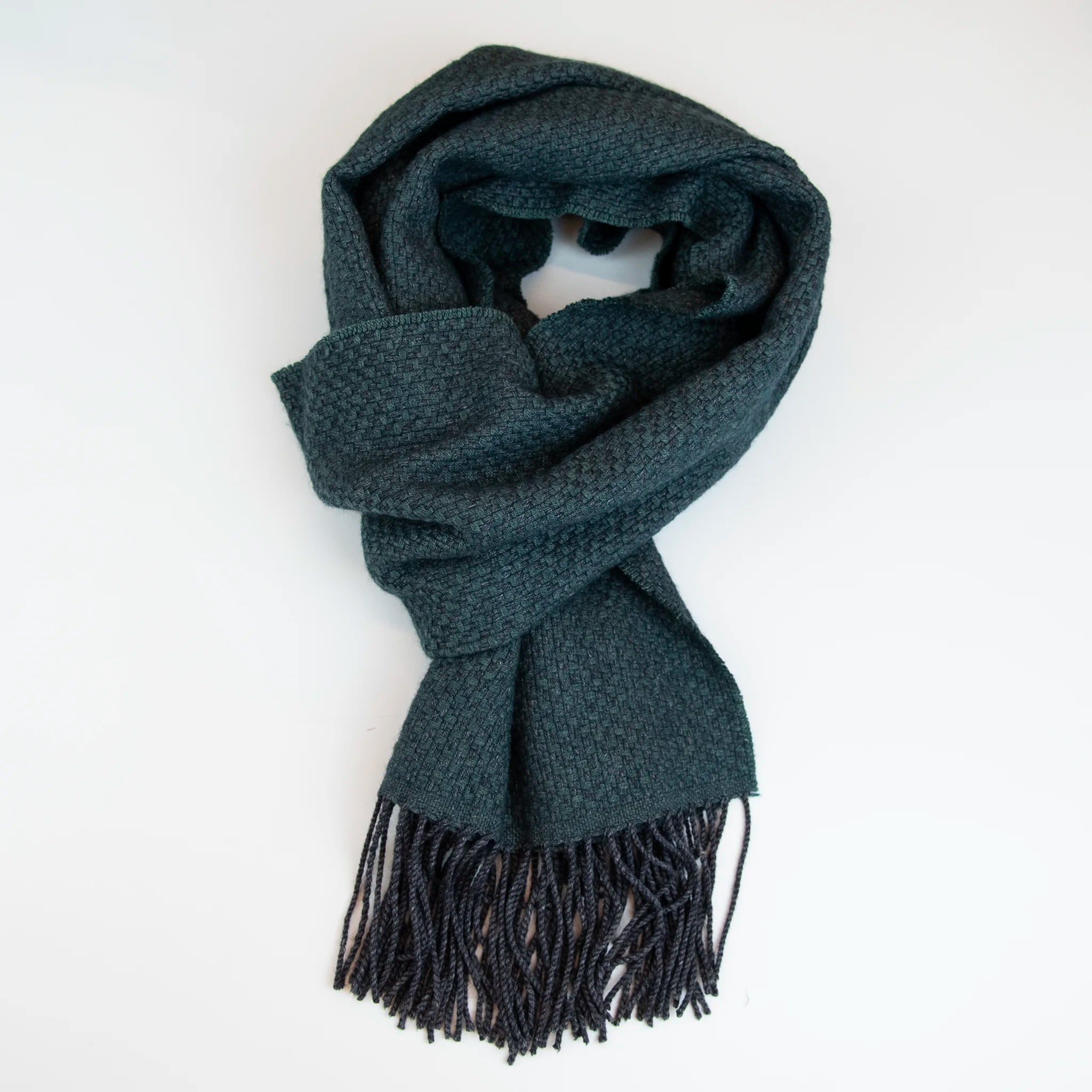 Sciarpa in cashmere e seta verde Made in Italy. La seta dona luminosità alla trama, mentre i telai antichi ne garantiscono durata nel tempo.