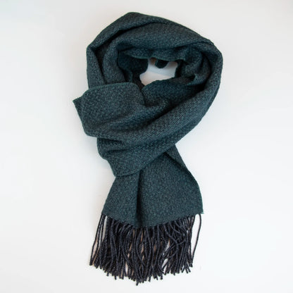 Sciarpa in cashmere e seta verde Made in Italy. La seta dona luminosità alla trama, mentre i telai antichi ne garantiscono durata nel tempo.