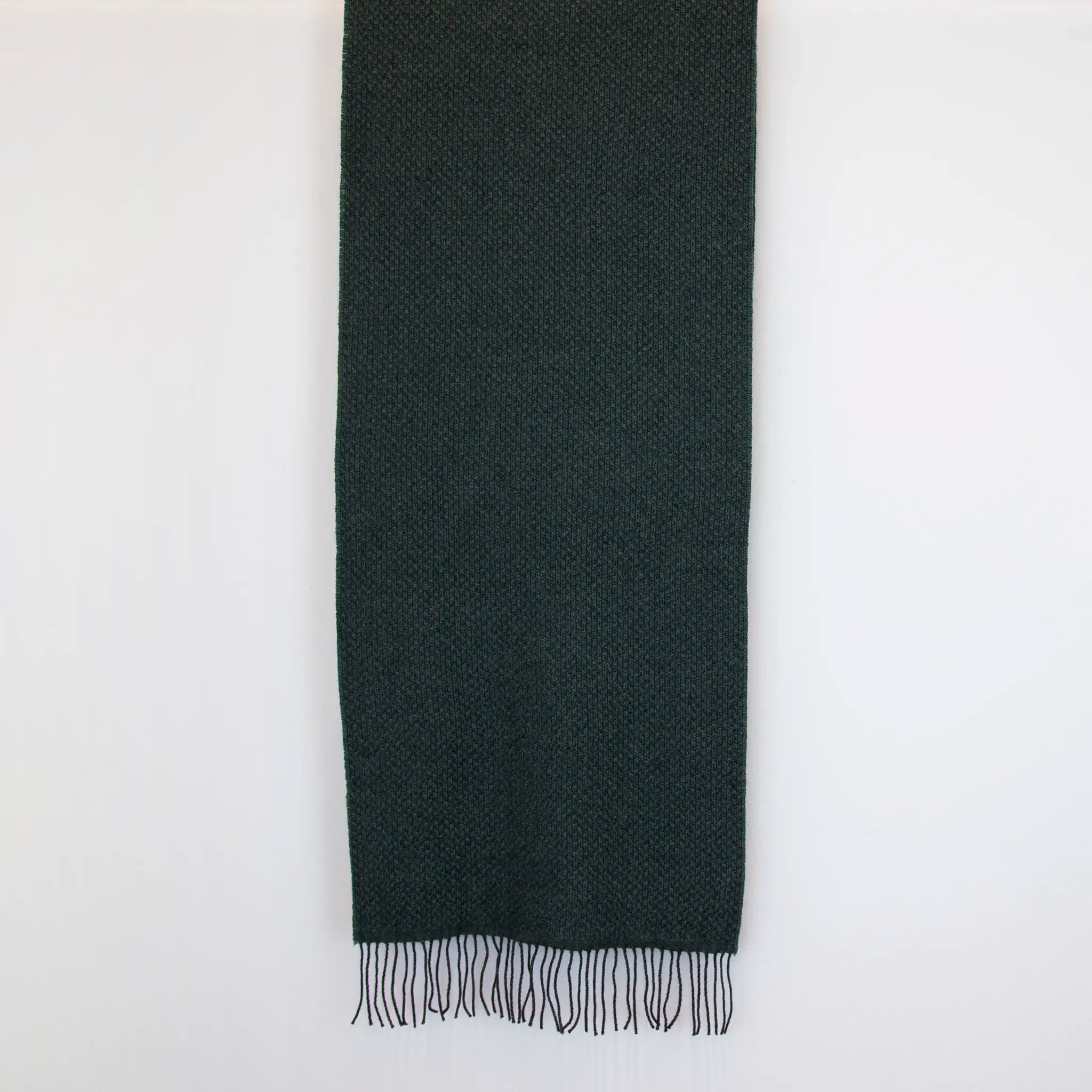 Sciarpa in cashmere e seta verde Made in Italy. La seta dona luminosità alla trama, mentre i telai antichi ne garantiscono durata nel tempo.