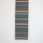 Sciarpa in 100% cashmere, realizzata in Italia con ricamo 3D su filato naturale, senza pigmenti. Lavorazione artigianale su telai antichi garantisce durata e qualità. Design esclusivo, con colori creati da designer per un capo elegante e versatile.