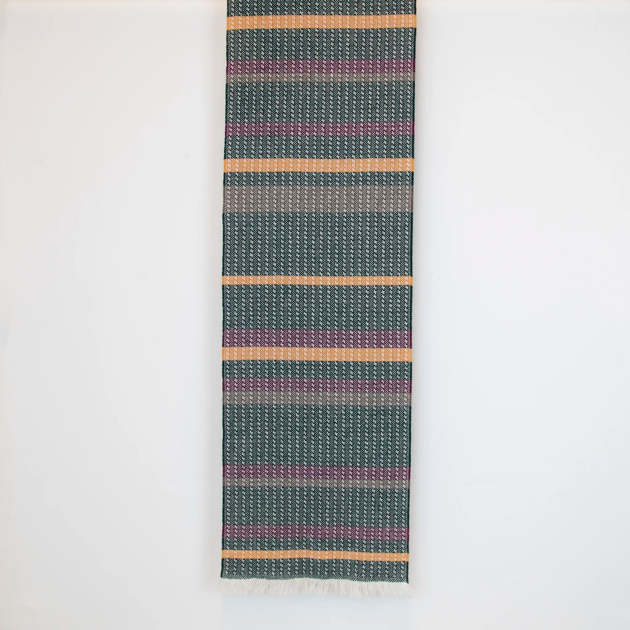 Sciarpa in 100% cashmere, realizzata in Italia con ricamo 3D su filato naturale, senza pigmenti. Lavorazione artigianale su telai antichi garantisce durata e qualità. Design esclusivo, con colori creati da designer per un capo elegante e versatile.