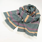 Sciarpa in 100% cashmere, realizzata in Italia con ricamo 3D su filato naturale, senza pigmenti. Lavorazione artigianale su telai antichi garantisce durata e qualità. Design esclusivo, con colori creati da designer per un capo elegante e versatile.