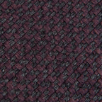 Dettaglio e texture della sciarpa viola in cashmere e seta Made in Italy. La seta dona luminosità alla trama, mentre i telai antichi ne garantiscono durata nel tempo.