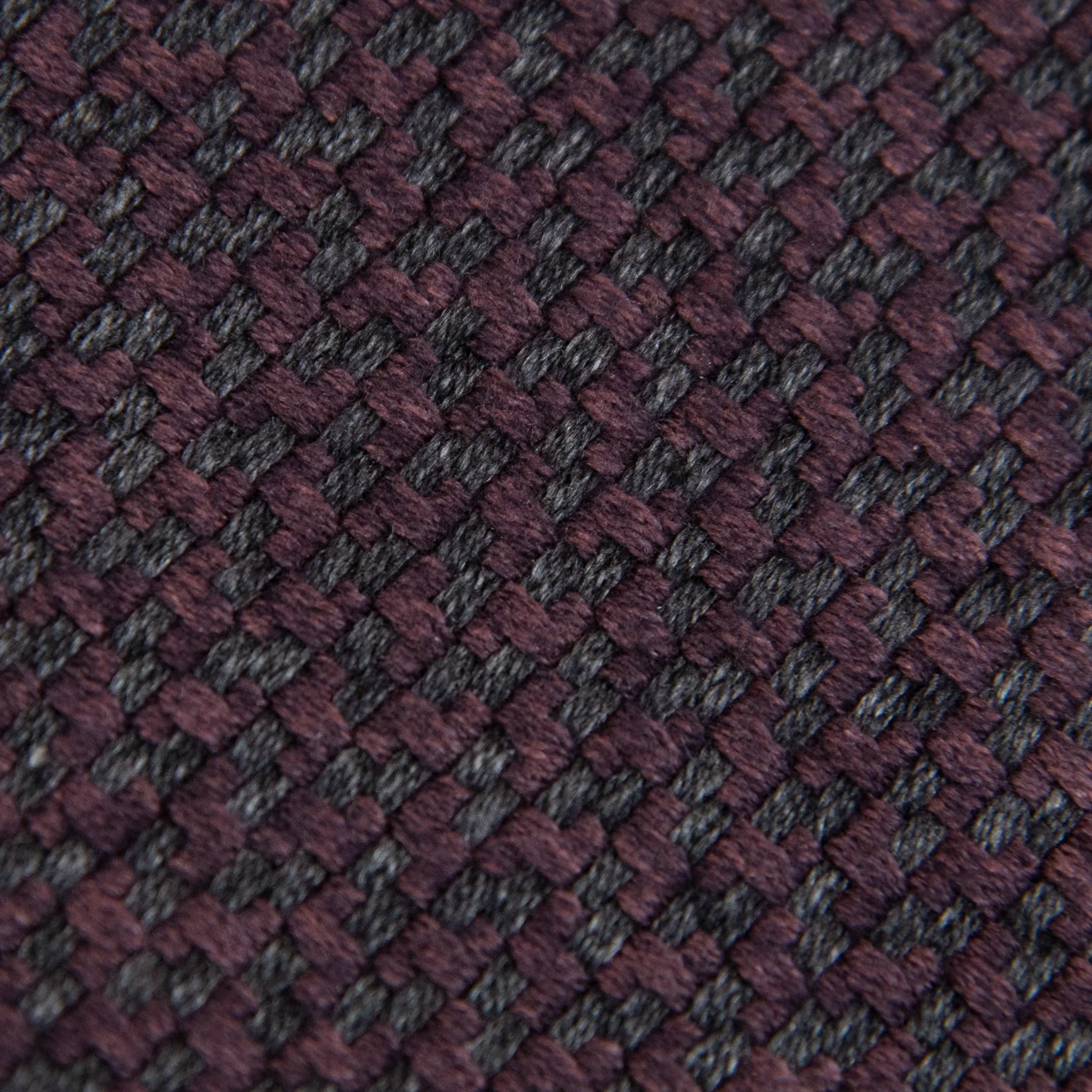 Dettaglio e texture della sciarpa viola in cashmere e seta Made in Italy. La seta dona luminosità alla trama, mentre i telai antichi ne garantiscono durata nel tempo.