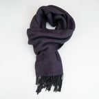 Sciarpa viola in cashmere e seta Made in Italy. La seta dona luminosità alla trama, mentre i telai antichi ne garantiscono durata nel tempo.