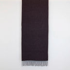 Sciarpa viola in cashmere e seta Made in Italy. La seta dona luminosità alla trama, mentre i telai antichi ne garantiscono durata nel tempo.