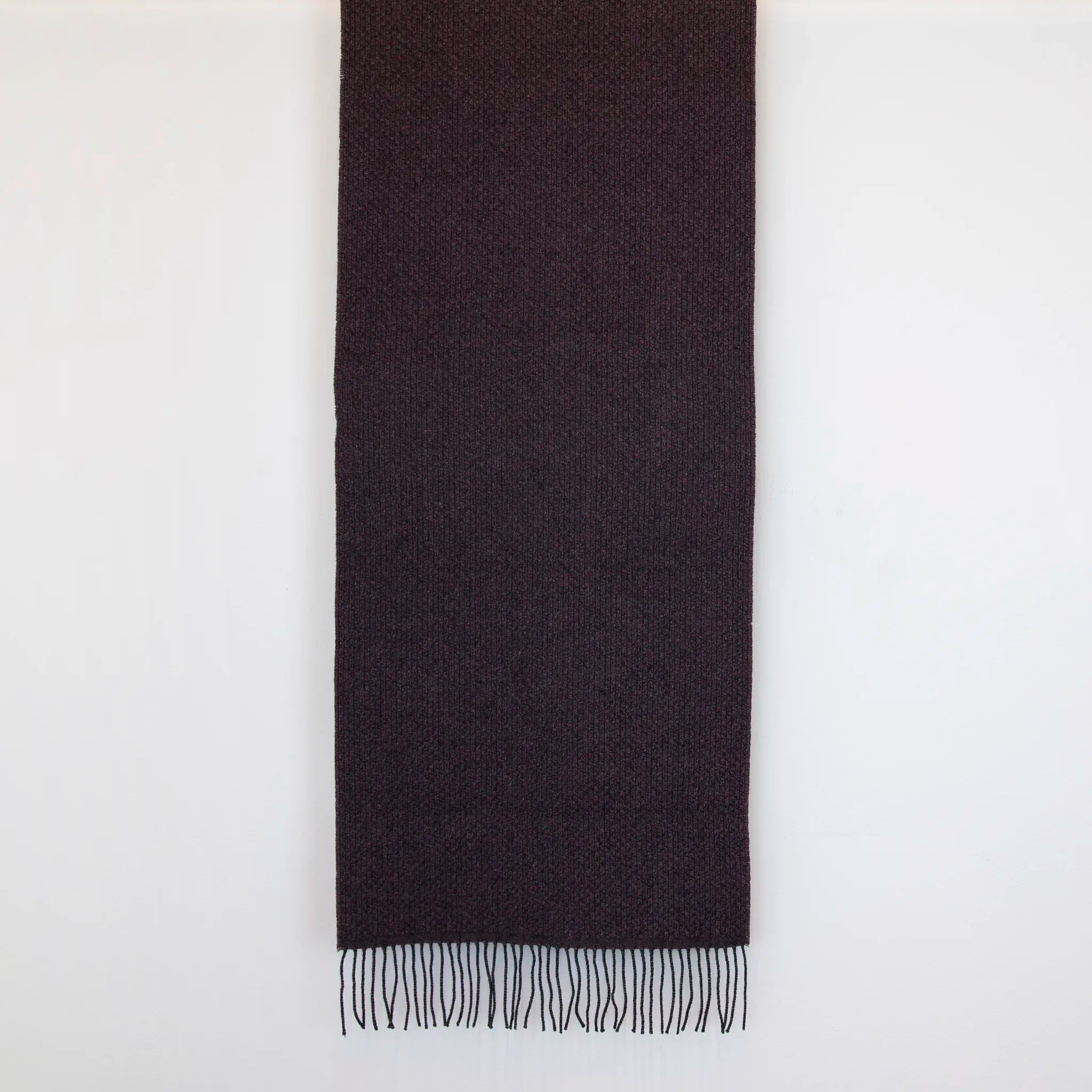 Sciarpa viola in cashmere e seta Made in Italy. La seta dona luminosità alla trama, mentre i telai antichi ne garantiscono durata nel tempo.