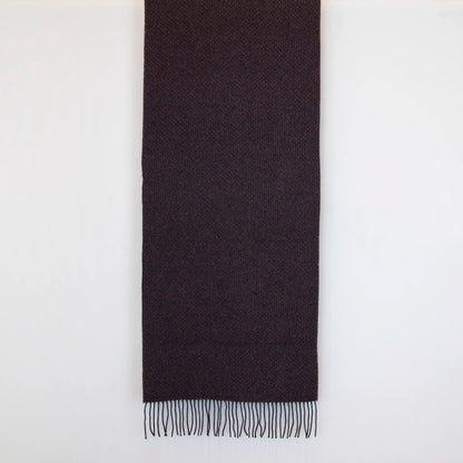 Sciarpa viola in cashmere e seta Made in Italy. La seta dona luminosità alla trama, mentre i telai antichi ne garantiscono durata nel tempo.