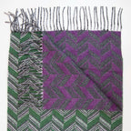 Sciarpa doubleface in cashmere e seta, Made in Italy su telai antichi. Colori tenui da un lato e tonalità vivaci dall'altro, per un look versatile e originale.