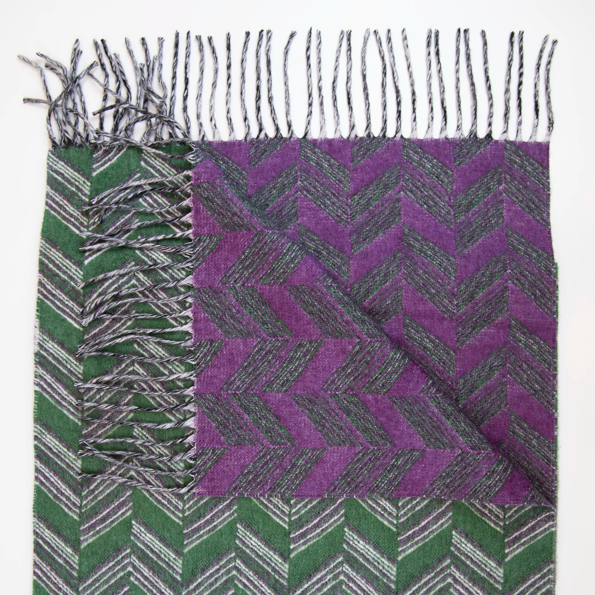 Sciarpa doubleface in cashmere e seta, Made in Italy su telai antichi. Colori tenui da un lato e tonalità vivaci dall'altro, per un look versatile e originale.
