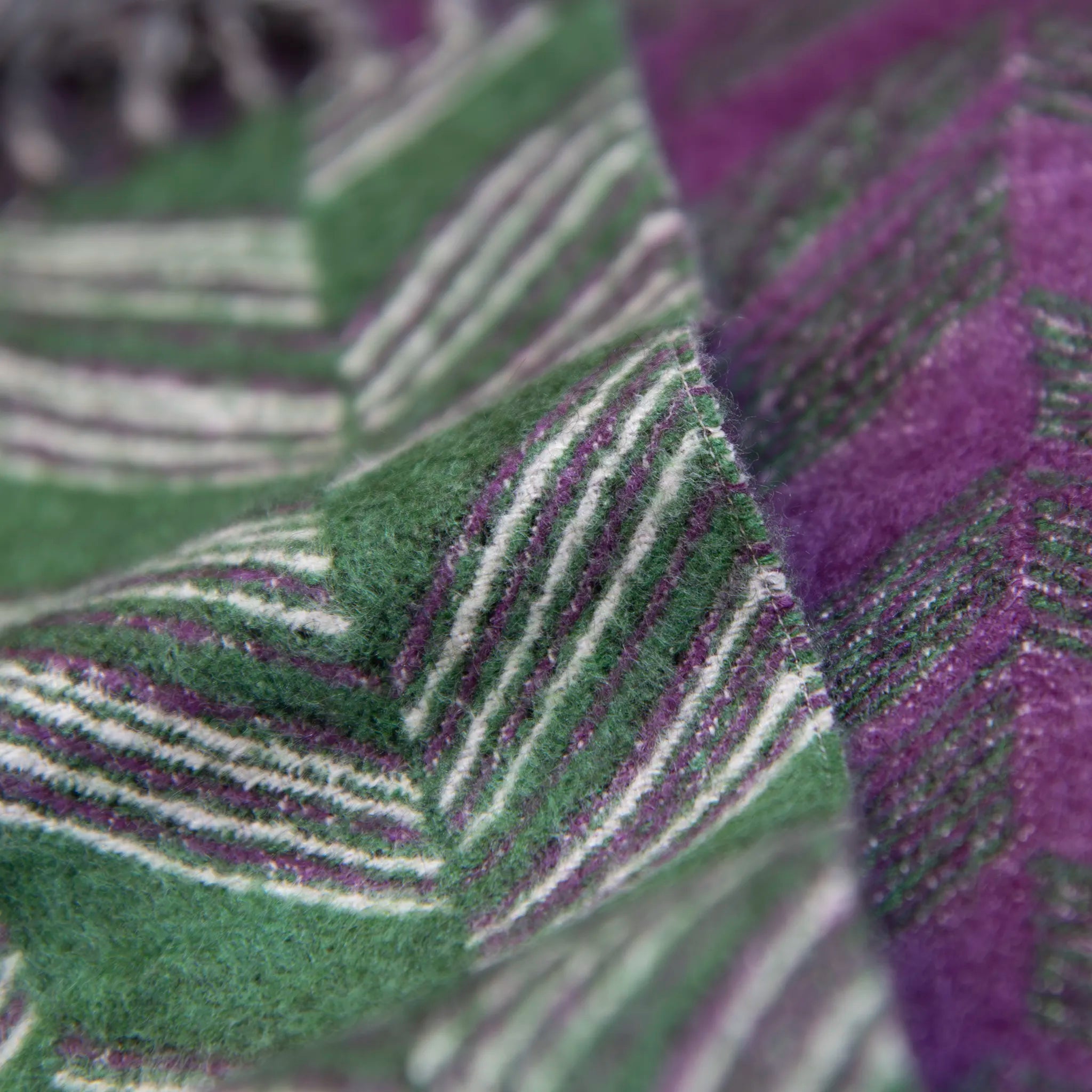 Dettaglio e texture tessuto  della sciarpa doubleface in cashmere e seta, Made in Italy su telai antichi. Colori tenui da un lato e tonalità vivaci dall'altro, per un look versatile e originale.