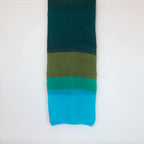 Sciarpa in lana mohair, verde,  Made in Italy, realizzata nel più antico lanificio della Calabria su telai degli anni '30, garantendo qualità e durata nel tempo. I colori ispirati al sottobosco autunnale dell'Appennino Silano evocano la quiete e la bellezza dei paesaggi autunnali. Morbida al tatto, offre una sensazione di sofficità che avvolge delicatamente il corpo, per un comfort senza pari.