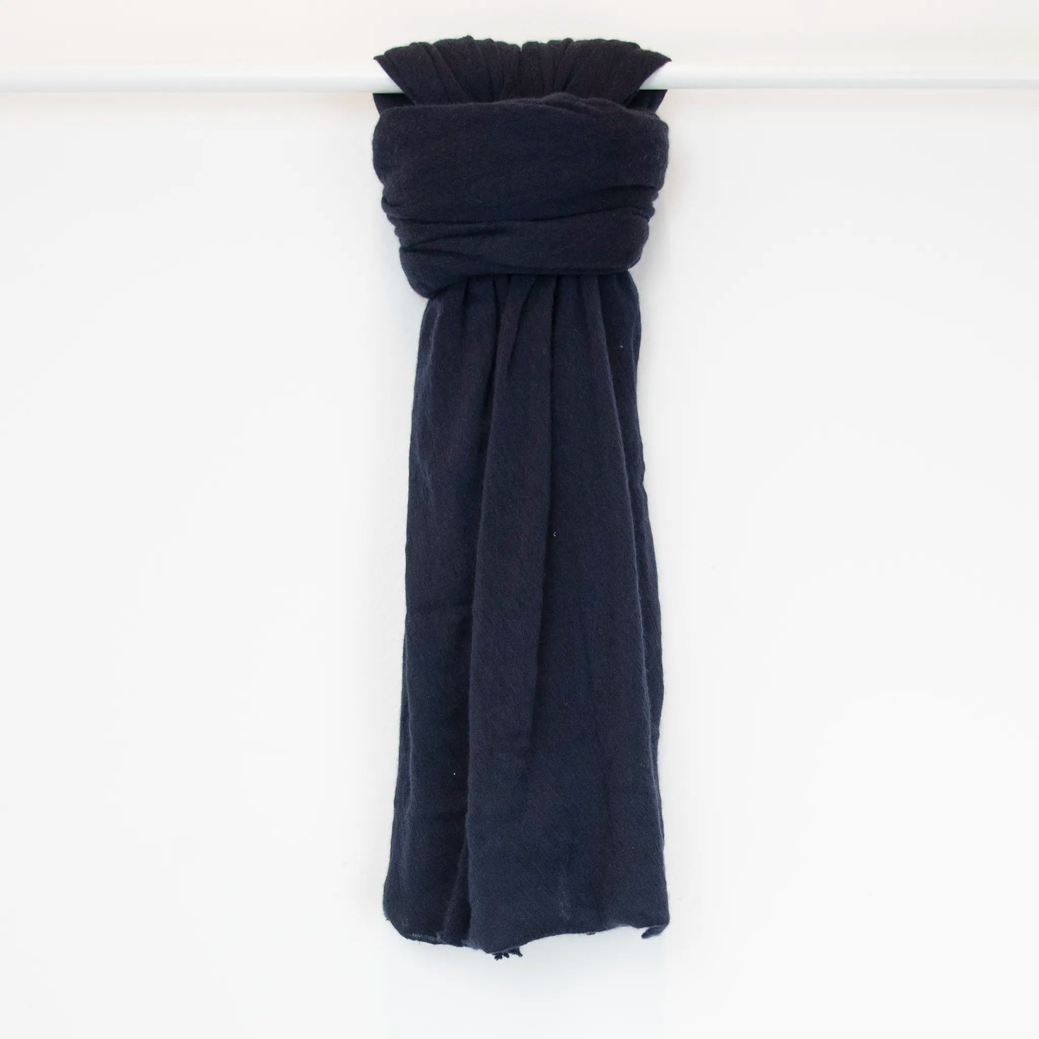 Pashmina blu in 100% cashmere Made in Italy, tessitura a jersey, leggera e vaporosa, perfetta come sciarpa o stola per tutte le stagioni.