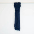 Pashmina blu in 100% cashmere Made in Italy, tessitura a jersey, leggera e vaporosa, perfetta come sciarpa o stola per tutte le stagioni.