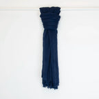 Pashmina blu in 100% cashmere Made in Italy, tessitura a jersey, leggera e vaporosa, perfetta come sciarpa o stola per tutte le stagioni.