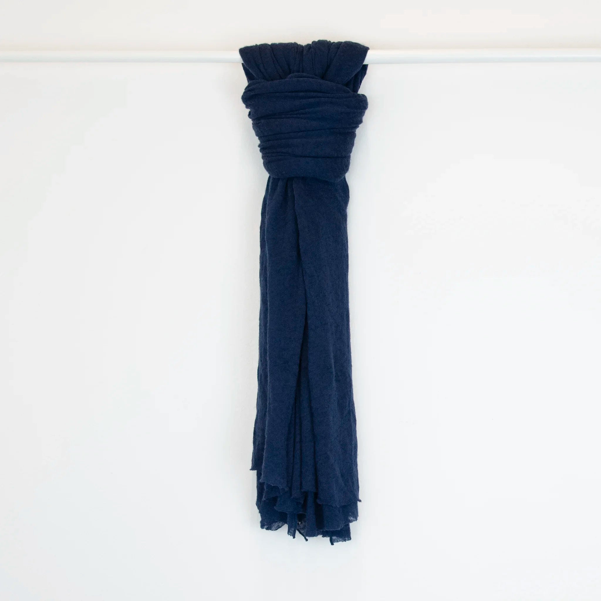 Pashmina blu in 100% cashmere Made in Italy, tessitura a jersey, leggera e vaporosa, perfetta come sciarpa o stola per tutte le stagioni.