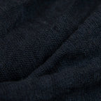 Dettagli e texture tessuto della pashmina blu in 100% cashmere Made in Italy, tessitura a jersey, leggera e vaporosa, perfetta come sciarpa o stola per tutte le stagioni.