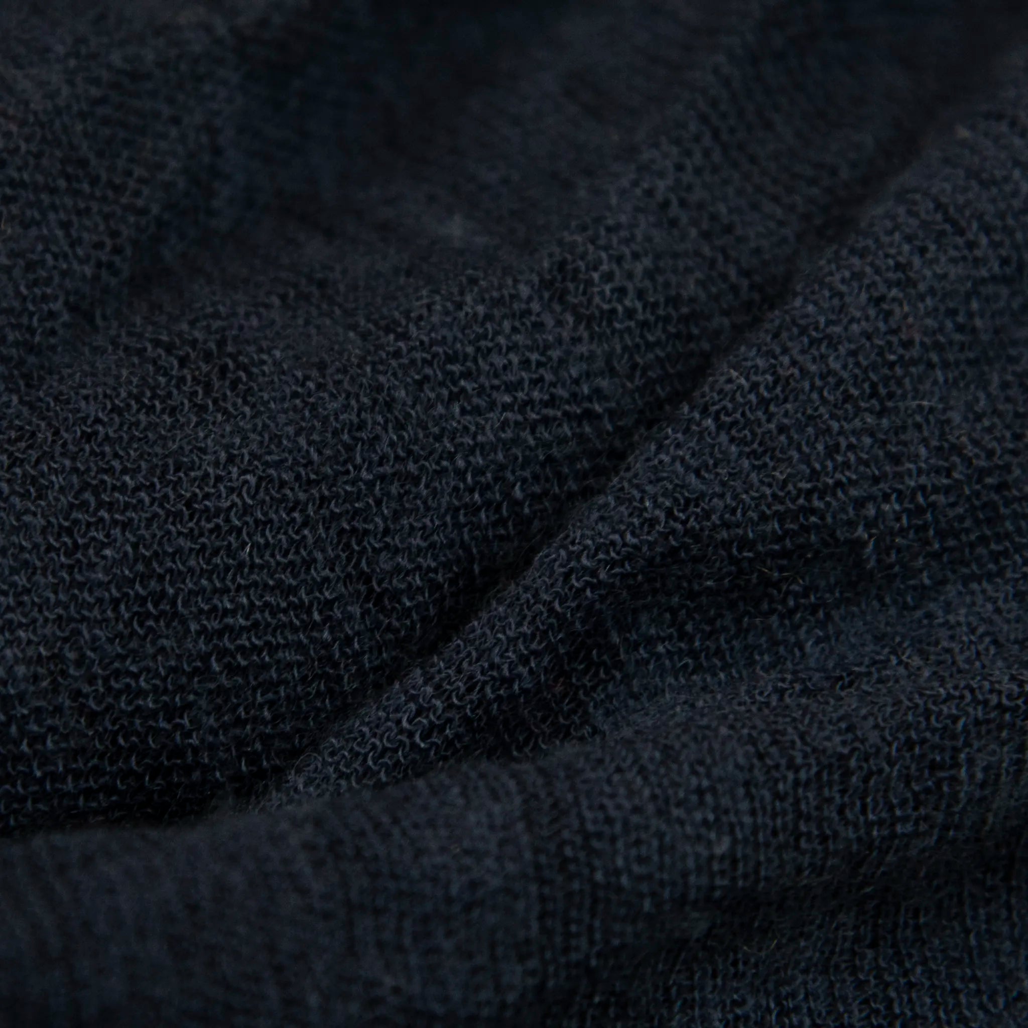 Dettagli e texture tessuto della pashmina blu in 100% cashmere Made in Italy, tessitura a jersey, leggera e vaporosa, perfetta come sciarpa o stola per tutte le stagioni.