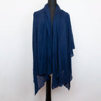 Pashmina blu in 100% cashmere Made in Italy, tessitura a jersey, leggera e vaporosa, perfetta come sciarpa o stola per tutte le stagioni.