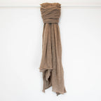 Pashmina marrone in 100% cashmere Made in Italy, tessitura a jersey, leggera e vaporosa, perfetta come sciarpa o stola per tutte le stagioni.