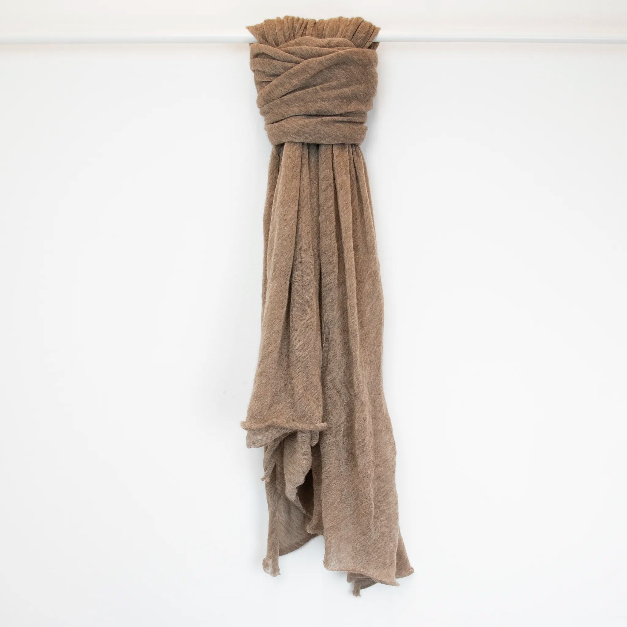 Pashmina marrone in 100% cashmere Made in Italy, tessitura a jersey, leggera e vaporosa, perfetta come sciarpa o stola per tutte le stagioni.