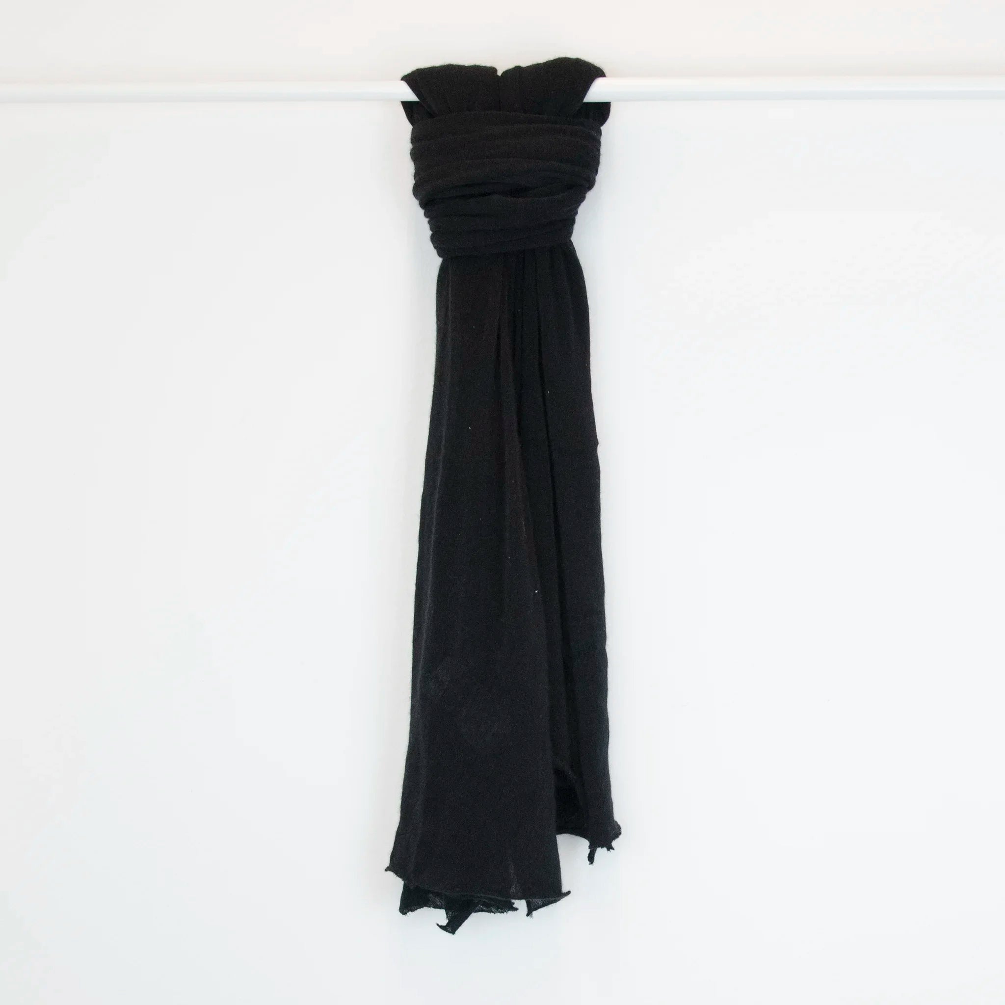 Pashmina nera in 100% cashmere Made in Italy, tessitura a jersey, leggera e vaporosa, perfetta come sciarpa o stola per tutte le stagioni.