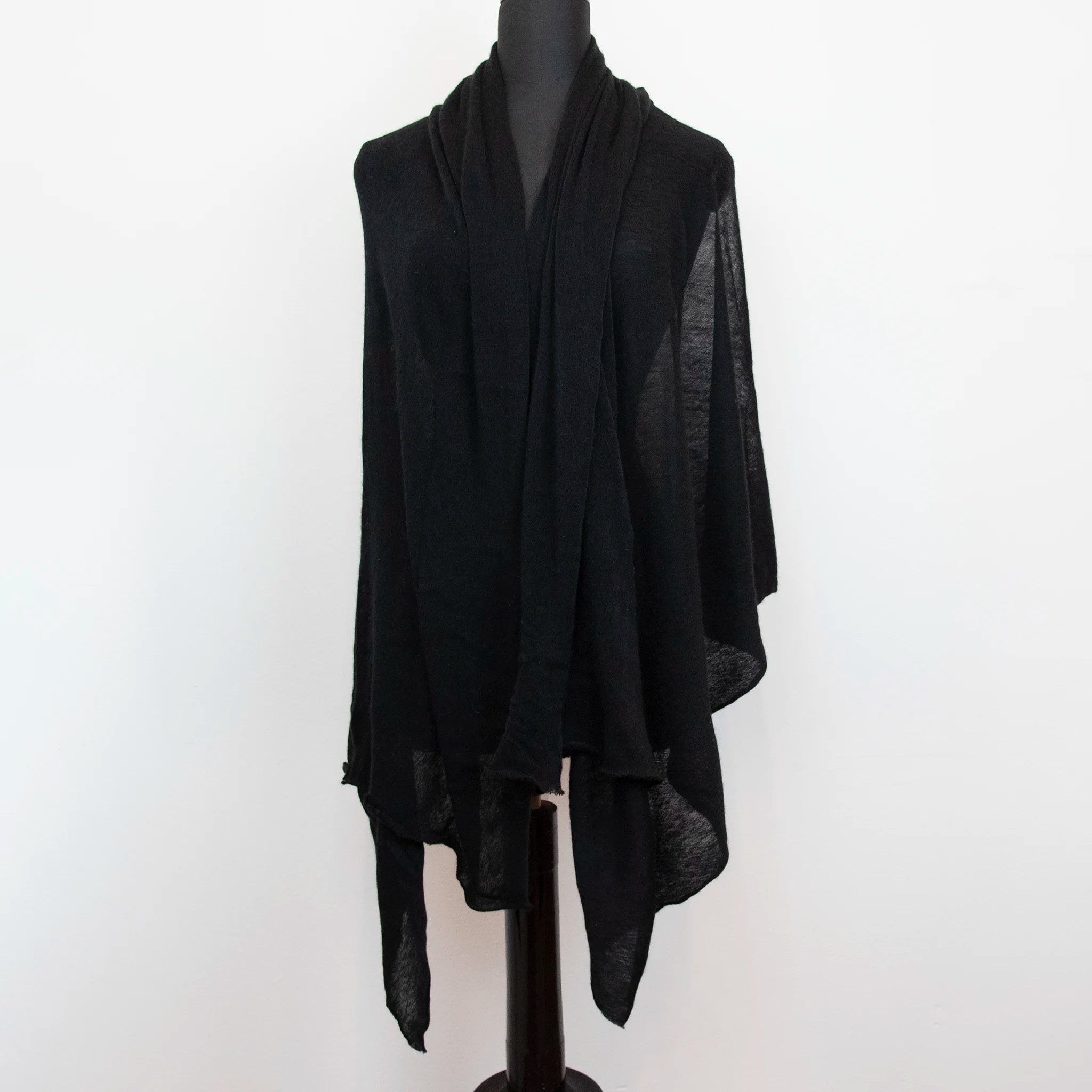 Pashmina nera in 100% cashmere Made in Italy, tessitura a jersey, leggera e vaporosa, perfetta come sciarpa o stola per tutte le stagioni.