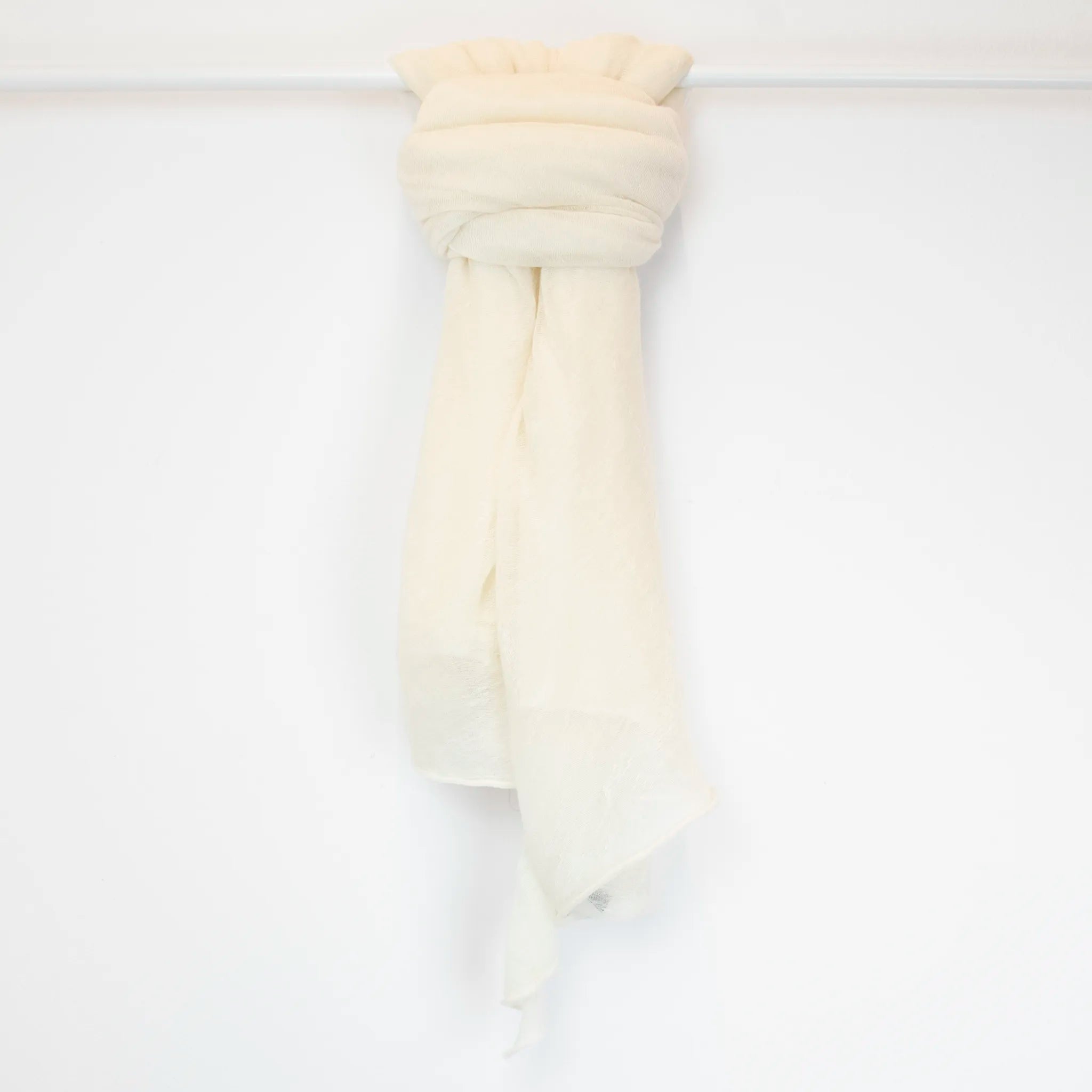 Pashmina panna in 100% cashmere Made in Italy, tessitura a jersey, leggera e vaporosa, perfetta come sciarpa o stola per tutte le stagioni.