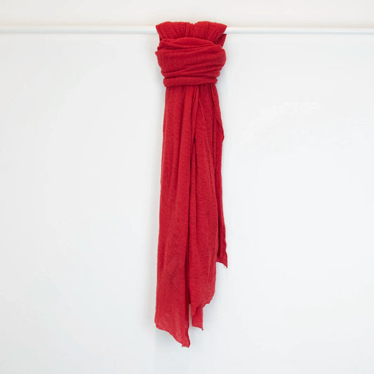 Pashmina rossa in 100% cashmere Made in Italy, tessitura a jersey, leggera e vaporosa, perfetta come sciarpa o stola per tutte le stagioni.