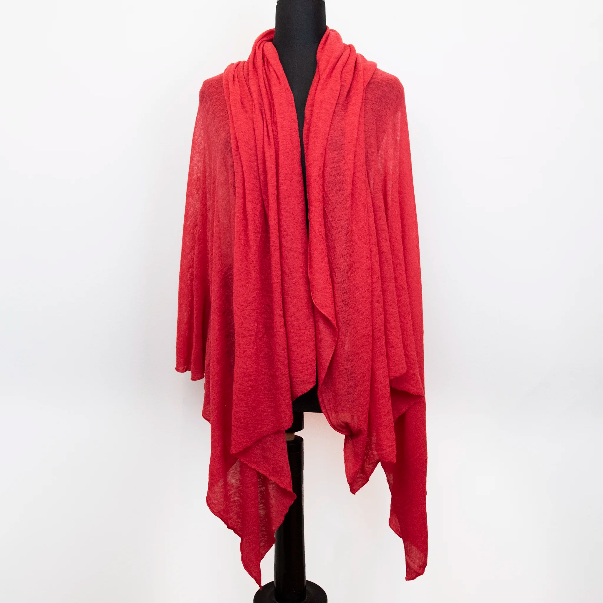 Pashmina rossa in 100% cashmere Made in Italy, tessitura a jersey, leggera e vaporosa, perfetta come sciarpa o stola per tutte le stagioni.