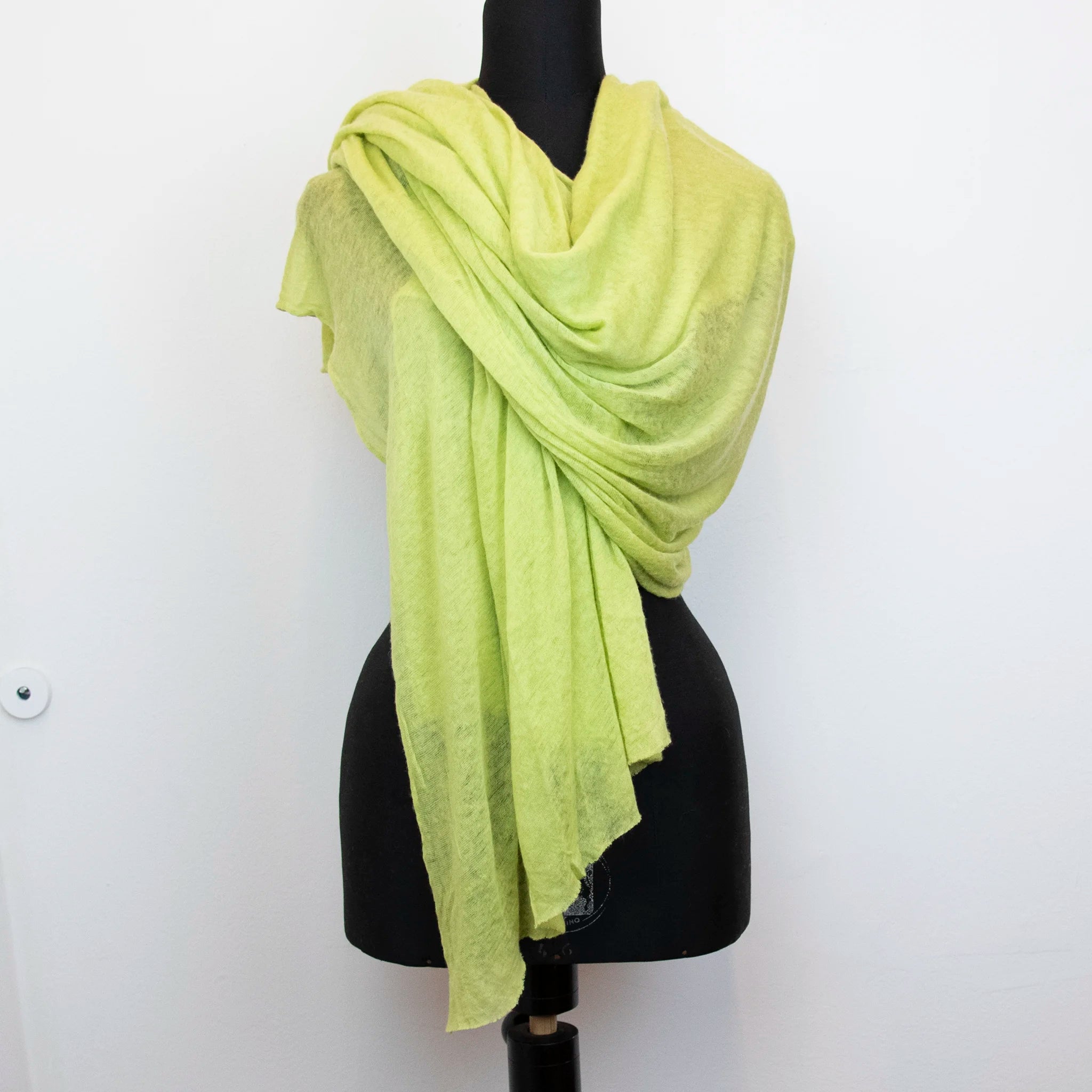 Pashmina verde in 100% cashmere Made in Italy, tessitura a jersey, leggera e vaporosa, perfetta come sciarpa o stola per tutte le stagioni.