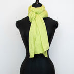 Pashmina verde in 100% cashmere Made in Italy, tessitura a jersey, leggera e vaporosa, perfetta come sciarpa o stola per tutte le stagioni.