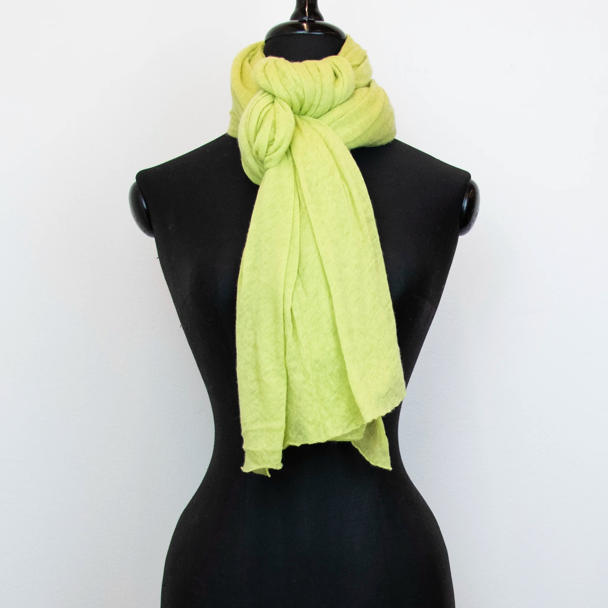 Pashmina verde in 100% cashmere Made in Italy, tessitura a jersey, leggera e vaporosa, perfetta come sciarpa o stola per tutte le stagioni.