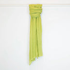 Pashmina verde in 100% cashmere Made in Italy, tessitura a jersey, leggera e vaporosa, perfetta come sciarpa o stola per tutte le stagioni.