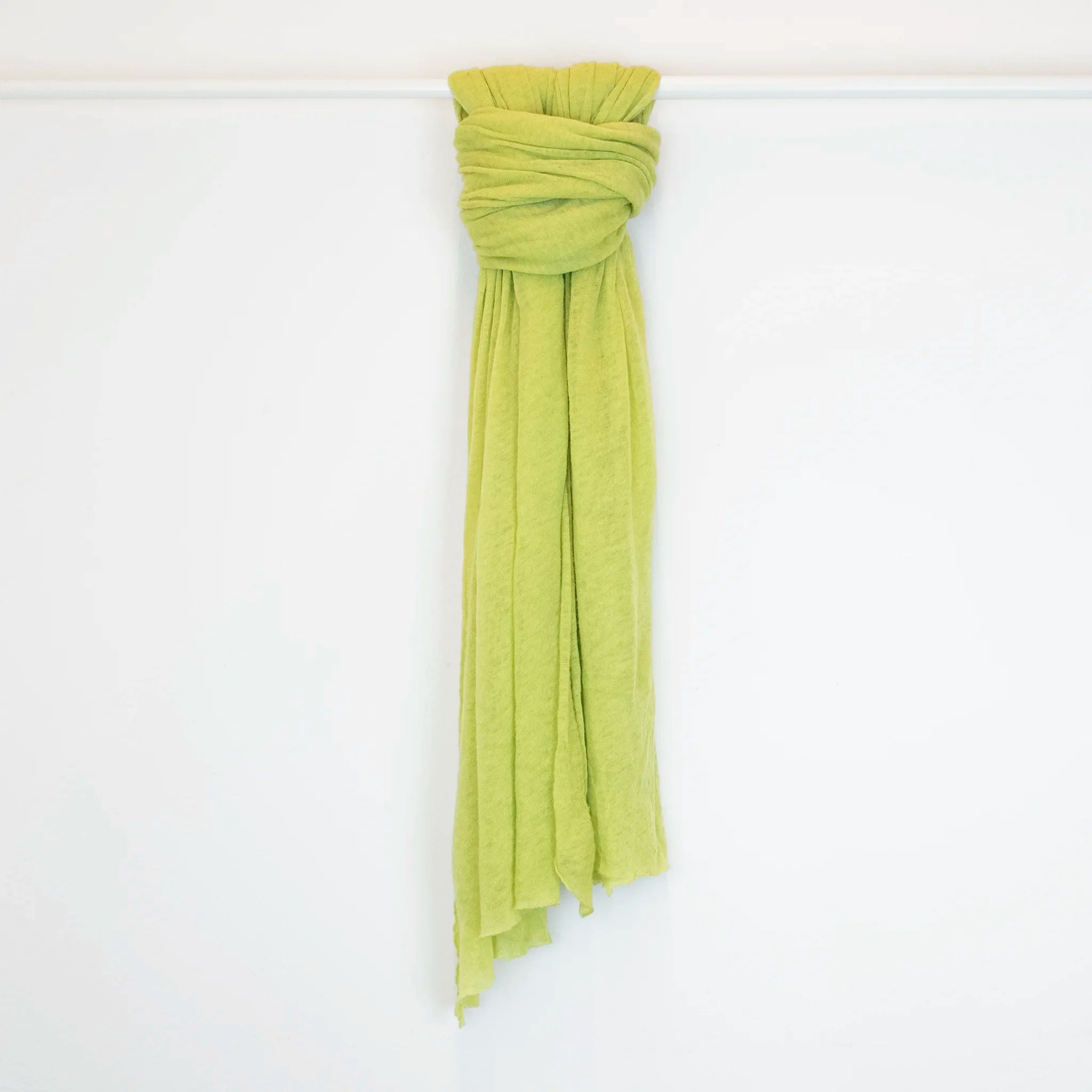 Pashmina verde in 100% cashmere Made in Italy, tessitura a jersey, leggera e vaporosa, perfetta come sciarpa o stola per tutte le stagioni.
